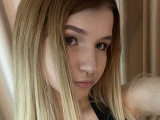 masturbating webcamgirl AraPosey