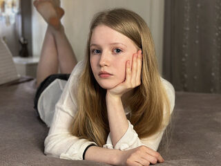 naughty camgirl fingering shaved pussy LilianHoward