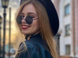 camwhore fingering pussy MaiaOshman