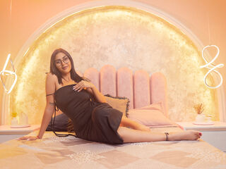 cam girl AishaCarpenter