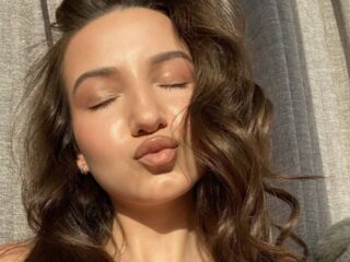 nude gamgirl DinaSweeny