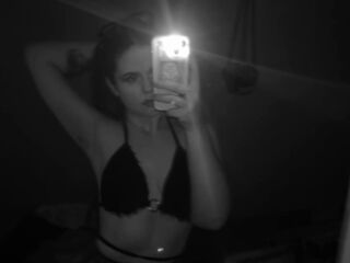 naughty camgirl fingering pussy DoloresHuesing