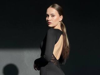 naughty camgirl fingering shaved pussy EmilyGiffin