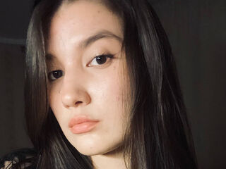 camgirl fingering shaved pussy KandisKuy