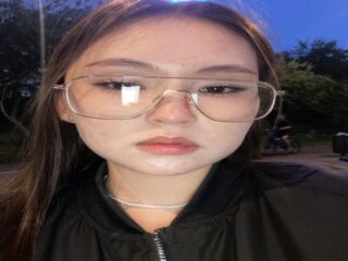 naughty cam girl fingering pussy LauriMoradel
