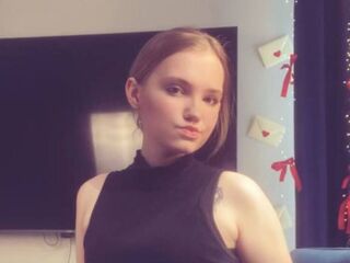free live chat LoraKen