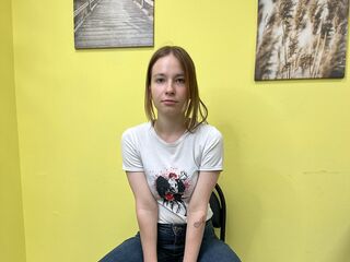 cam girl playing with vibrator LynetteHeart