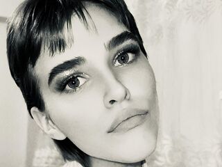 camwhore masturbating with dildo UdelaHailey